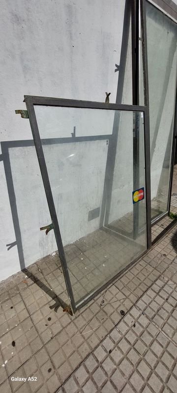 Puerta y ventana de hierro y vidrio en buen estado - imagen 2