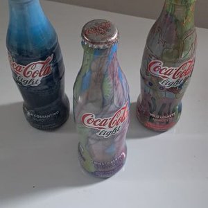 Lote de 3 Botellas Coca-Cola Light Coleccionables con Contenido Original - imagen 2