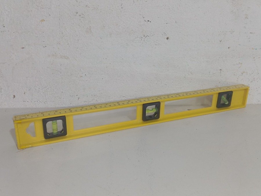 Nivel de burbuja amarillo con regla incorporada para medición y alineación - imagen 2