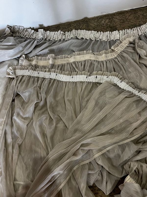 Bolsa de cuero marrón y cortinas de tela beige - imagen 3