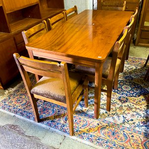 Mesa de Comedor con 4 Sillas y Aparador de Madera - imagen 2