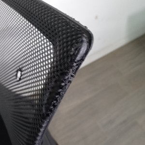 Silla de Oficina Giratoria Negra con Detalle en Tapizado - imagen 4
