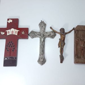 Lote de Tres Cruces con Cristo y Cruz Decorativa - imagen 2