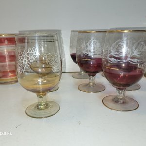 Cristalería Variada: Vasos, Copas y Florero con Detalles Dorados y Grabados - imagen 4
