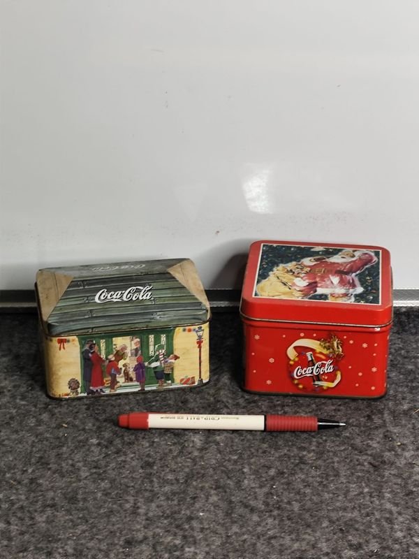 Dos Latas Metálicas Coca-Cola Navideñas Coleccionables - imagen 1