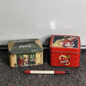 Dos Latas Metálicas Coca-Cola Navideñas Coleccionables - imagen 1