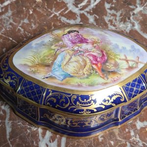 Cofre Oval de Porcelana Sèvres Azul Cobalto con Escena Romántica y Detalles en Oro - imagen 1