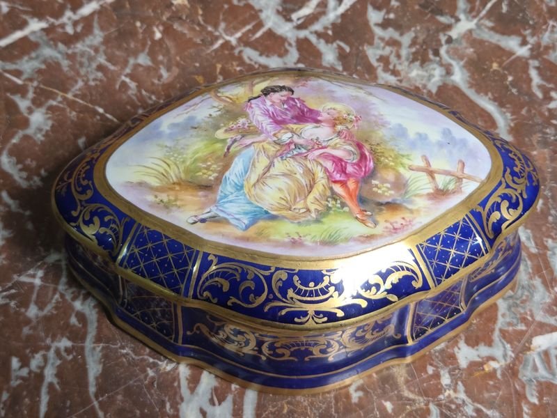 Cofre Oval de Porcelana Sèvres Azul Cobalto con Escena Romántica y Detalles en Oro