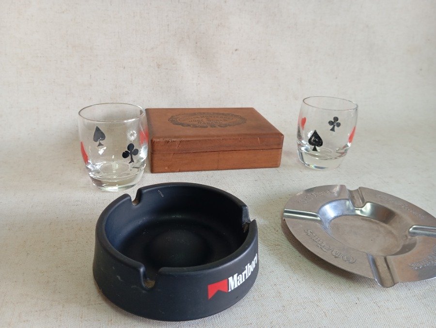 Lote anterior: Dos ceniceros + cajita de habanos + vasitos con diseño