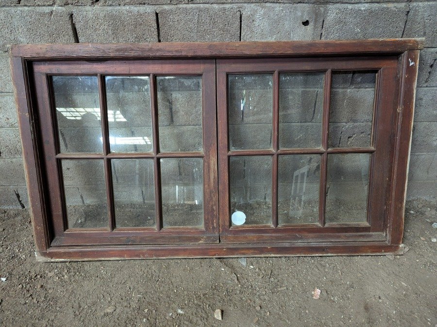 Ventana antigua con marco de cedro y pinotea - imagen 9