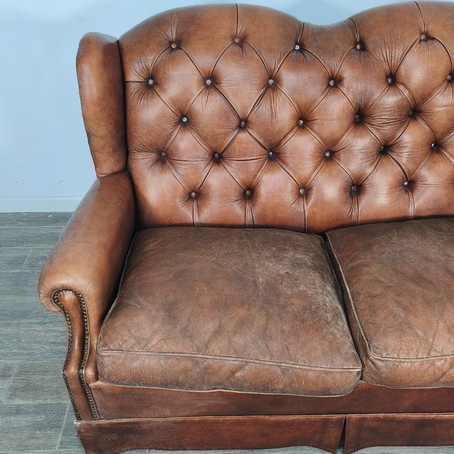 Sillón de cuero natural con respaldo capitoneado y almohadones desgastados - imagen 6
