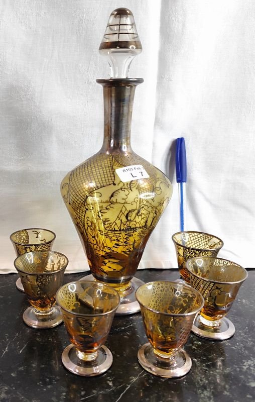 Licorera antigua con tapón y vasitos de cristal - imagen 1