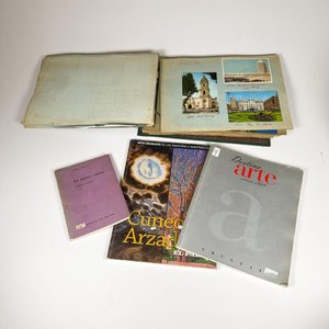 Lote siguiente: Álbum de Fotos Antiguas y Tres Libros de Arte y Literatura