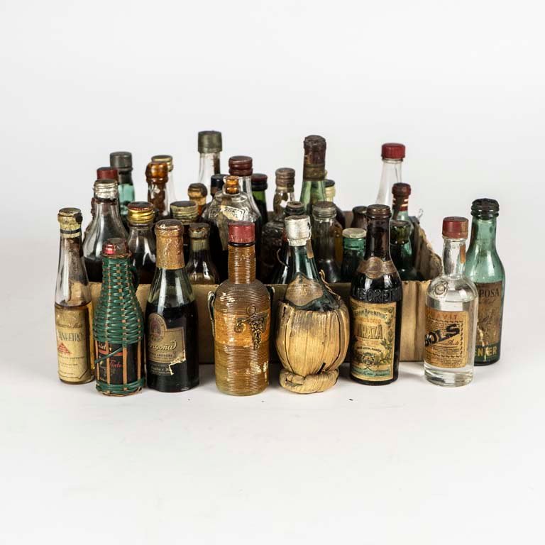 Lote anterior: Colección de 35 botellitas de whisky, vino y licores en miniatura