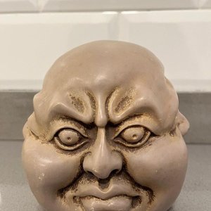 Adorno Escultura Cabeza con Tres Caras Sonrientes y Furiosa - imagen 3