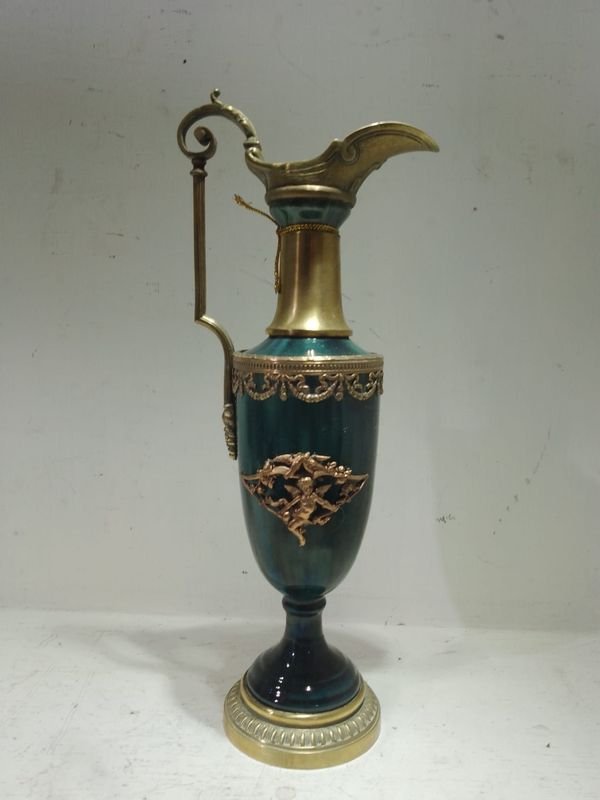 Antigua Jarra en Porcelana Francesa con decoraciones Religiosa en Bronce de Querubin - imagen 1