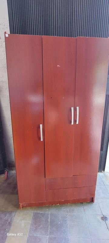 Ropero de tres puertas en buen estado - imagen 2