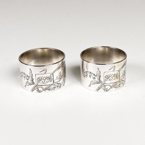 Lote siguiente: Par de Servilleteros Christofle de Plata con Grabado Floral y Monograma