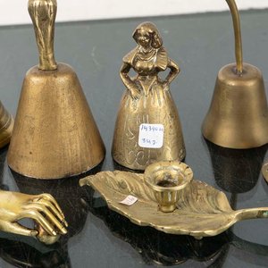 Lote de Piezas de Bronce: Candelero, Campanas y Figura - imagen 2