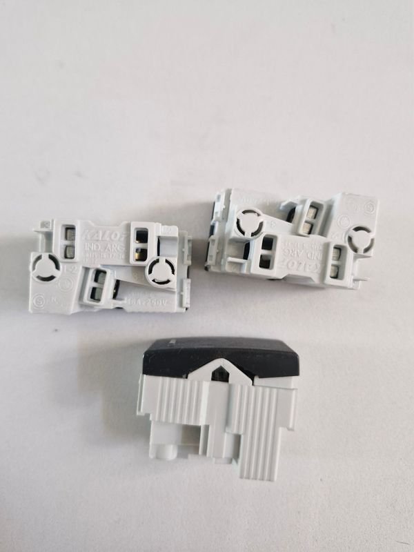 Conectores eléctricos y componentes de plástico - imagen 3