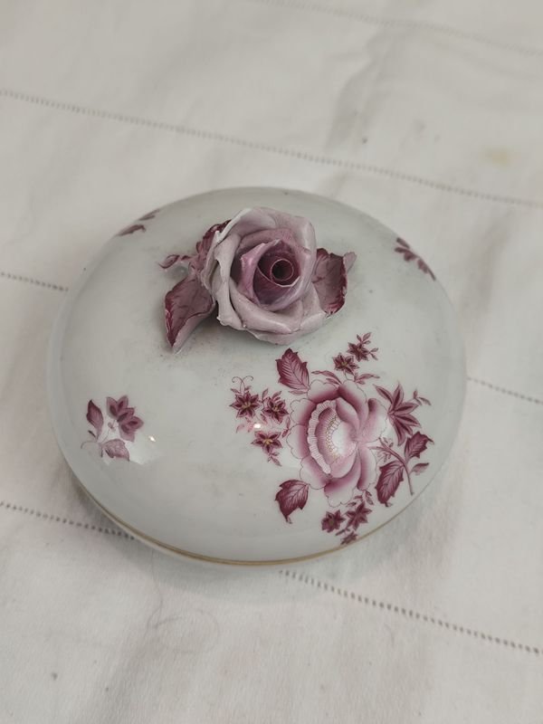 Lindo despojador de porcelana Herend con diseño floral - imagen 3
