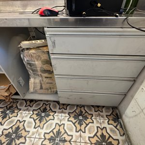 Lote #017 – Mesada de Ac/Inox con bacha y orificios para residuos, con mueble de melamílico, estantes y 4 cajones, incluye grifería - imagen 2