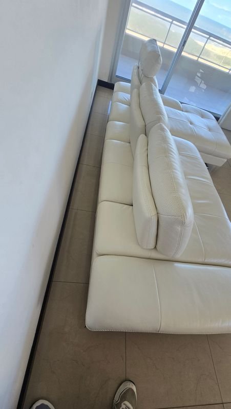 Sofá blanco cuero con respaldo con movimiento y chaise longue - imagen 4