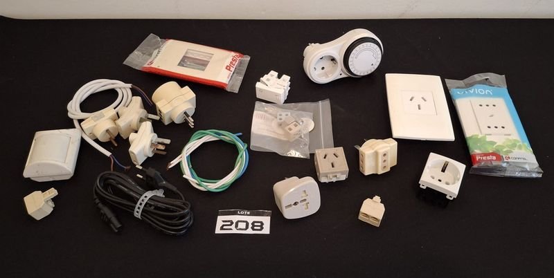 Lote de Artículos Eléctricos: Adaptadores, Temporizador, Placas y Sensor