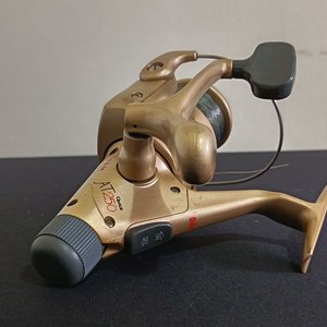 Reel de Pesca Quick AT250 Dorado con Carrete Adicional - imagen 4