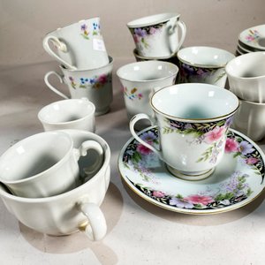 Conjunto de Tazas y Platos con Diseño Floral - imagen 4