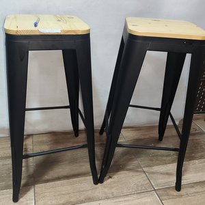 Lote siguiente: Set de 2 Bancos Altos Tipo Bar Tolix con Asiento de Madera