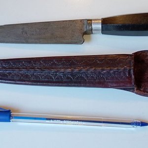 Lote siguiente: Cuchillo Franzwenk Solingen con Cabo de Baquelita y Vaina de Cuero Repujada