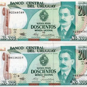 Lote siguiente: Lote de 2 Billetes Uruguayos de 200 Pesos Nuevos Serie A - José Enrique Rodó