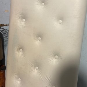 Lote siguiente: Respaldo de Cama Blanco Acolchado