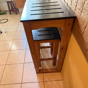 Mesa de arrime alta con dos banquetas en madera - imagen 4