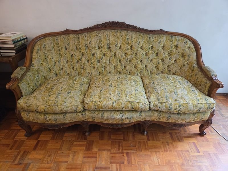 Sillón de estilo Luis XV con respaldo capitoneado y estructura esculturada - imagen 3