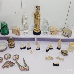 Lote de Adornos Orientales y Variados: Figuras, Elefantes, Floreros y Vasijas en Hueso, Piedra y Loza - imagen 11