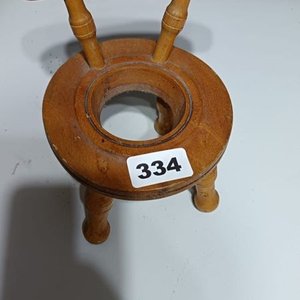 Lote siguiente: Silla Decorativa de Madera con Flores Pintadas y Alojamiento Circular