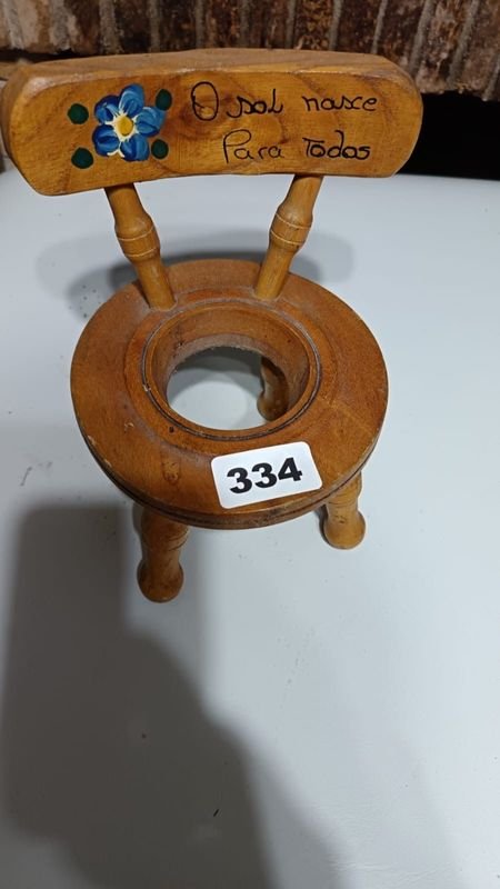 Silla Decorativa de Madera con Flores Pintadas y Alojamiento Circular