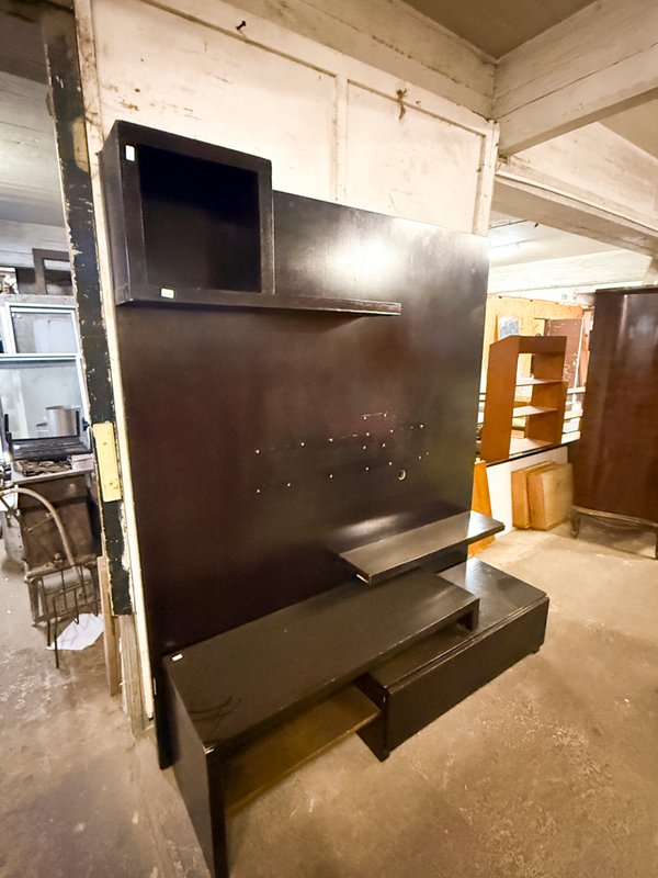 Mueble de TV moderno negro con estantes flotantes