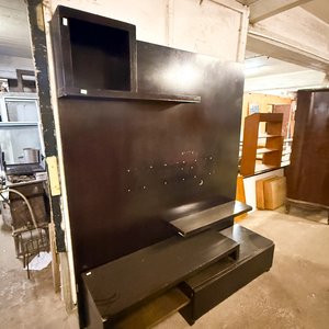 Lote siguiente: Mueble de TV moderno negro con estantes flotantes