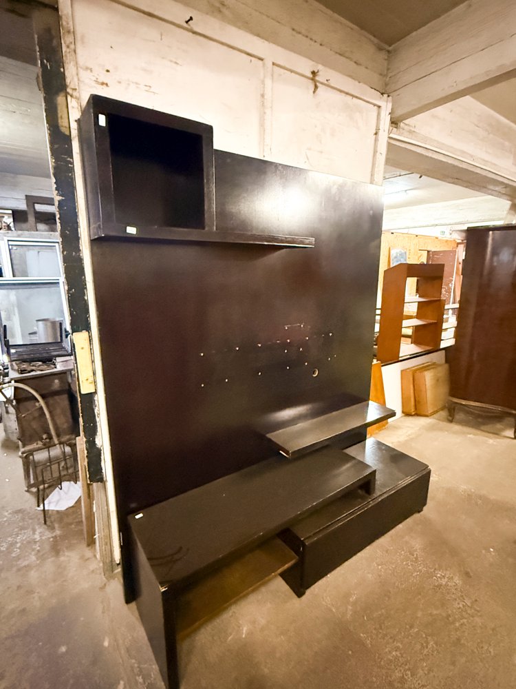 Mueble de TV moderno negro con estantes flotantes