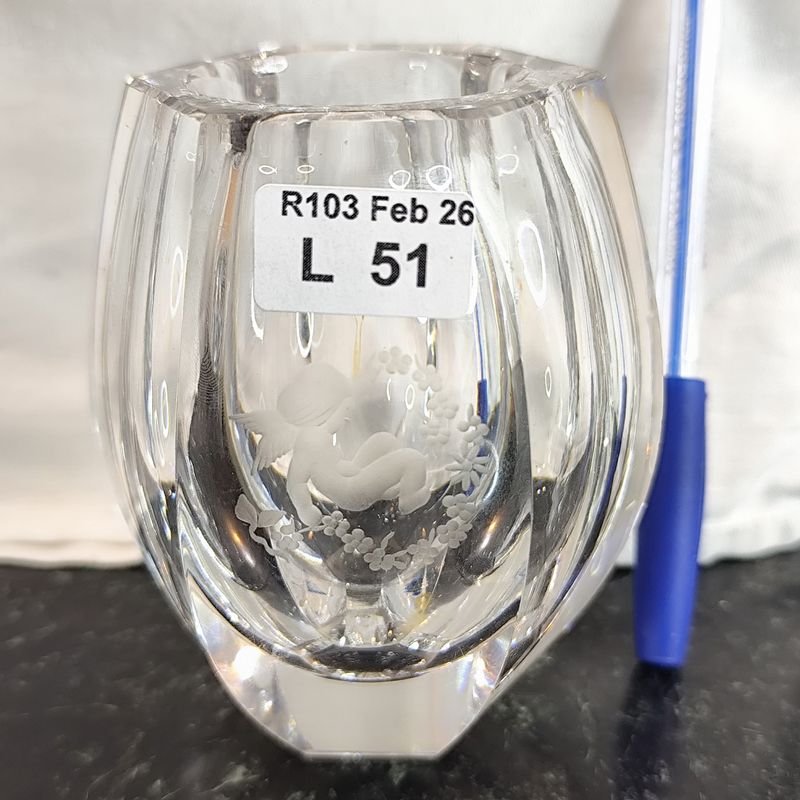 Lote anterior: Hermoso florero miniatura en cristal tallado al ácido con imagen de ángel numerado en la base