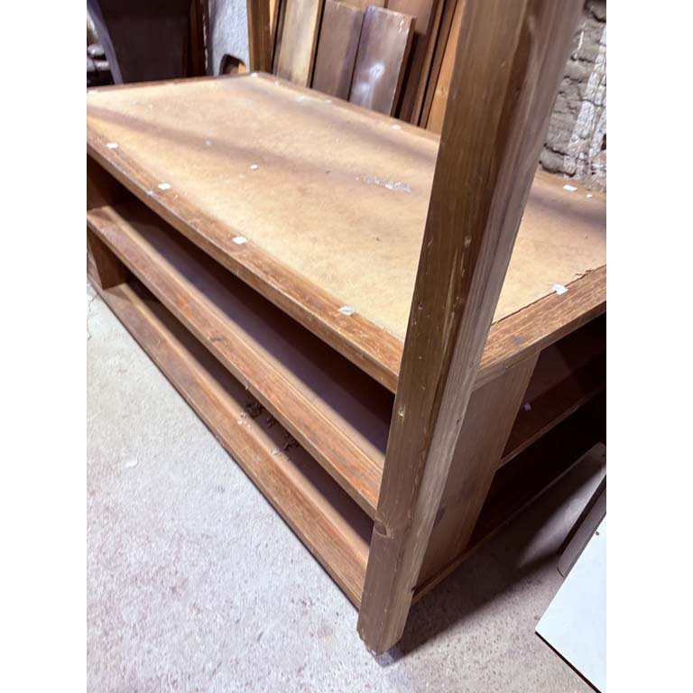 Mesa con ruedas y estante de madera - imagen 2
