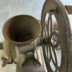Desgranadora de Maíz Antigua de Hierro Fundido con Manivela y Banco de Madera - imagen 2