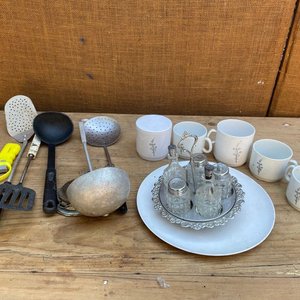 Lote siguiente: LOTE DE MENAGE Y TAZAS DE PLASTICOS ETC