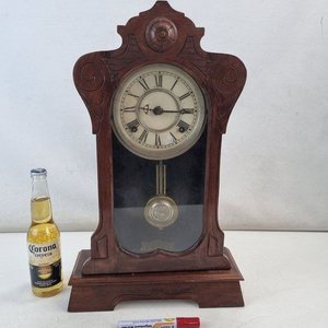 Importante Reloj de Mesa Antiguo con Caja de Madera Tallada y Péndulo - imagen 2