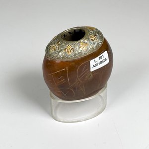 Lote siguiente: Mate galleta virola de plata y oro ,con soporte acrílico