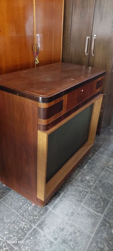 Radio Clásica con Mueble de Radio en Excelente Estado - imagen 3