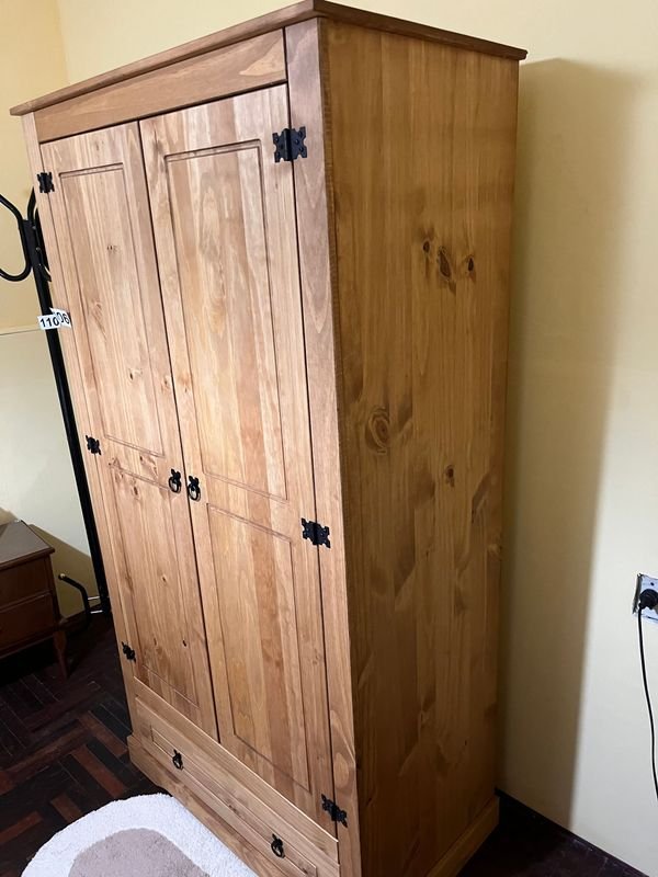 Ropero Mexicano con Dos Puertas en Buena Condición - imagen 2